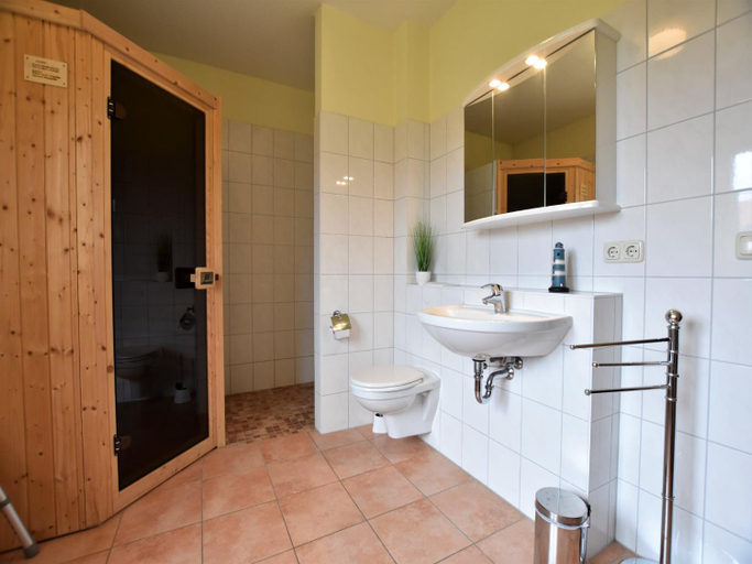 Bathroom 2, Zierow Ferienhaus mit Sauna, Nordwestmecklenburg