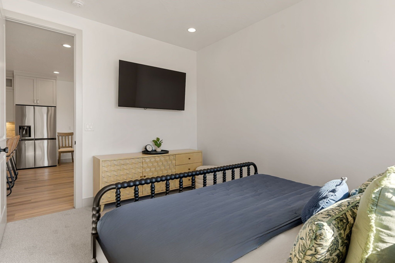 Room 2, Coastline Cottage 5 Bedroom Townhouse, Washington