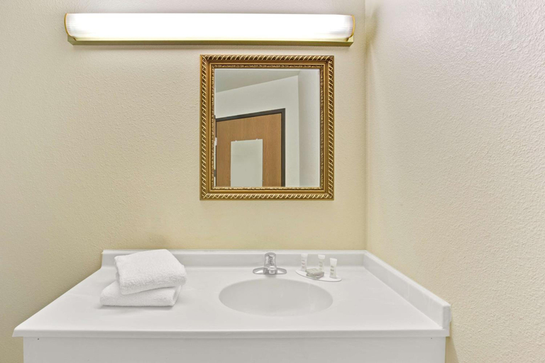 Bathroom 4, Super 8 by Wyndham Gurnee, Lake