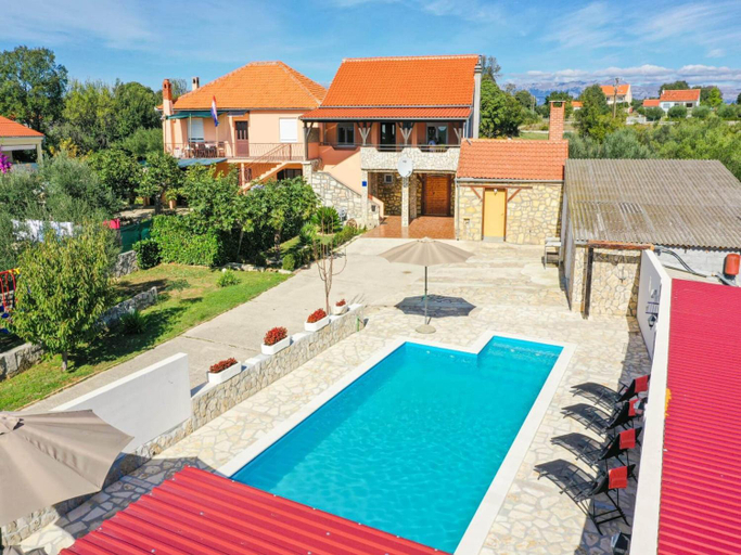 Sport & Beauty 2, Villa in Policnik with Pool near Zadar, Poličnik