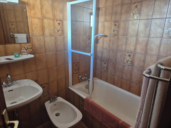 Bathroom 4, Hotel Les Touristes, Haute-Savoie