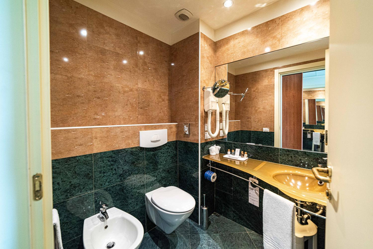 Bathroom 5, Phi Hotel Emilia, Bologna