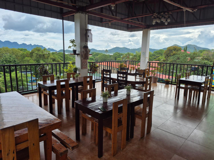 Food & Drinks 4, Alec Lodge, Coron