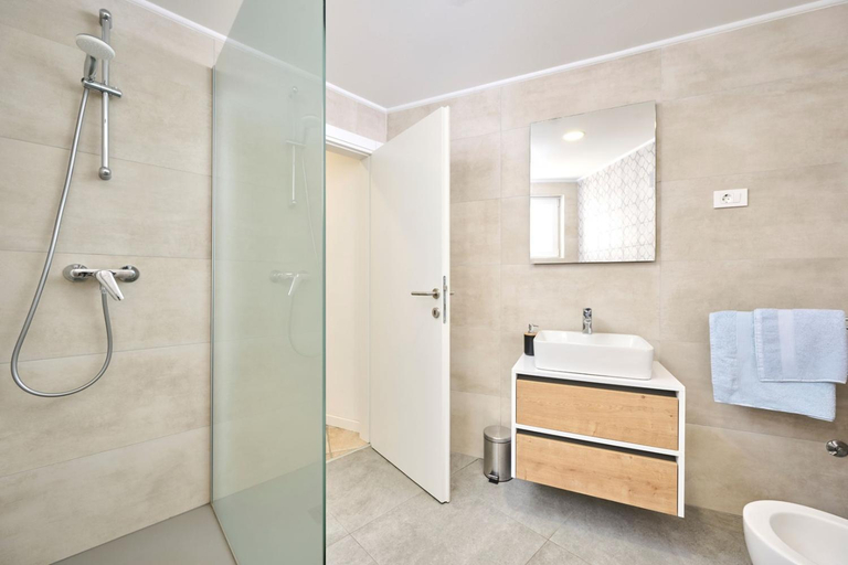 Bathroom 3, Apartments Elettra, Umag