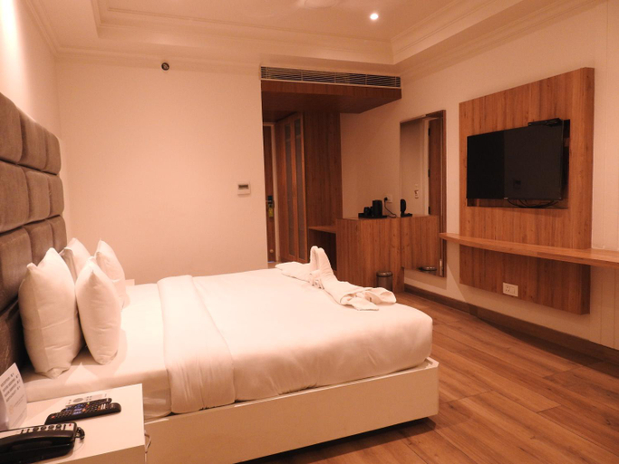 Bedroom 3, Sapphire Sky Hotel, Dehradun
