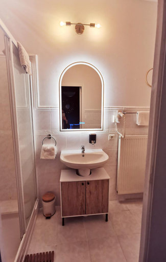 Bathroom 5, Moulin de Monpoisson, Gironde