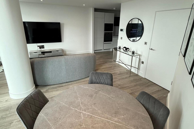Interior, Apt Sleeps 6 With Two Bathrooms, Manchester