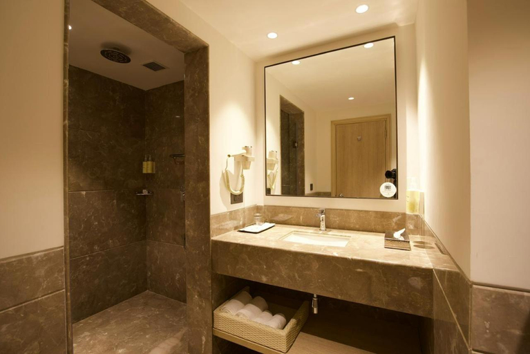 Bathroom 5, Lemon Tree Hotel, Delhi Airport, Delhi