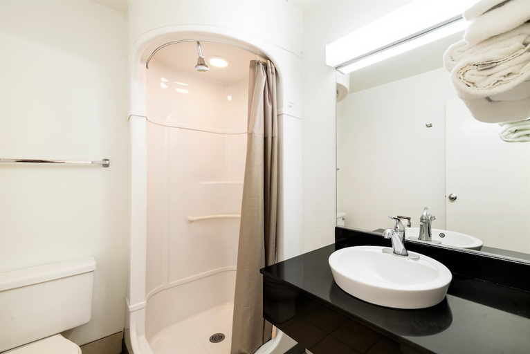 Bathroom 3, Motel6 Greenville, TX, Hunt