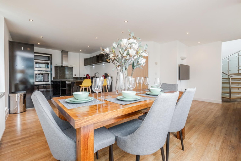 Others 3, Spacious Excel London Apartment with Balcony, River View and Parking Sleeps 8, London