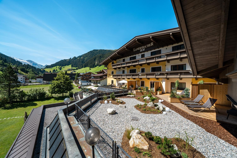 Exterior & Views