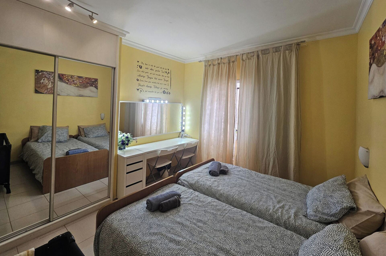 Room 2, 1 Bed Apt Sleeps 5 - Indoor Pool - Free Parking, Santa Cruz de Tenerife