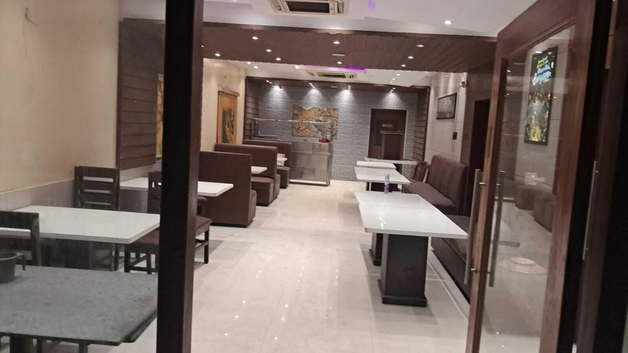 Champagne service 2, Ecr Royal Elite, Kancheepuram