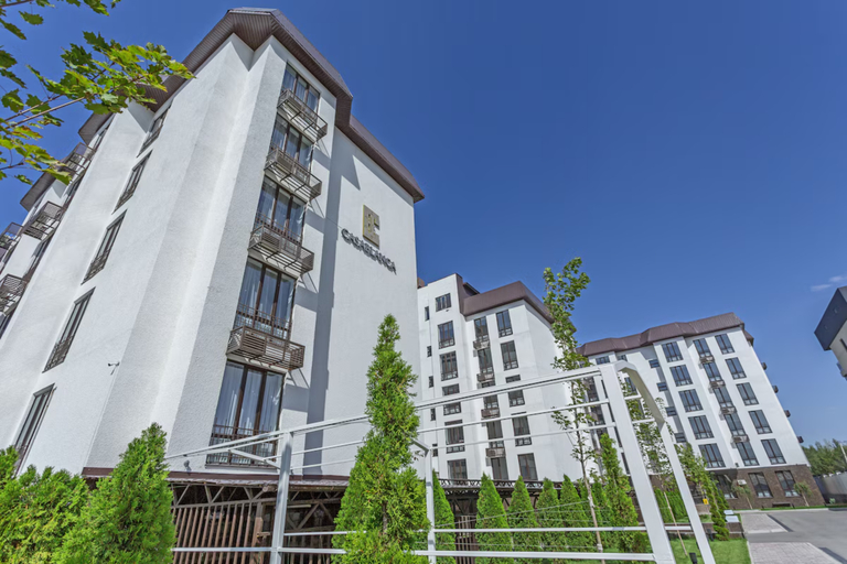 Exterior & Views