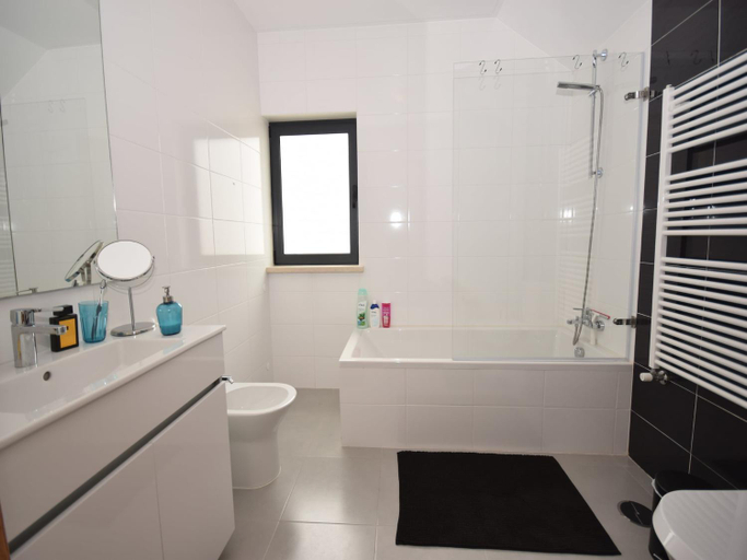 Bathroom 4, Holiday Home Nazare Beach for Surfing, Nazaré