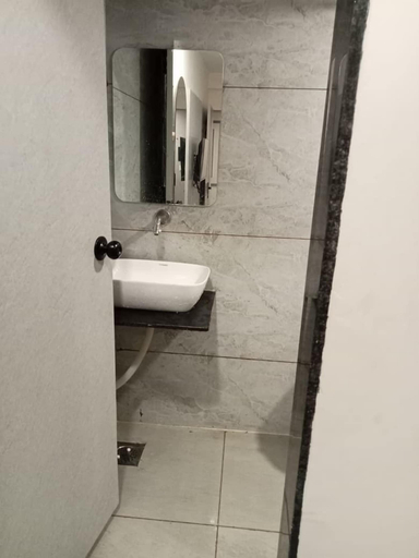 Bathroom 2, Hotel Apple Lake, Ahmadabad