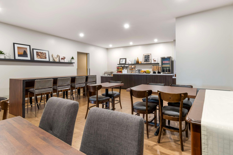 Food & Drinks 5, Villa Inn & Suites SureStay Collection by BW, Cochrane
