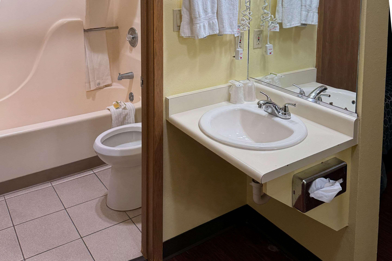 Bathroom 4, Rodeway Inn Moriarty, Torrance