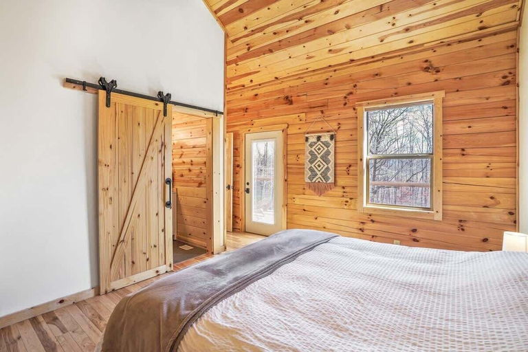 Room 3, Modern Luxury I Hot Tub I Hiking, Vinton