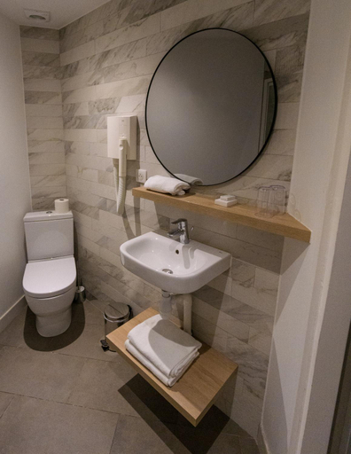 Bathroom 4, Hotel Courseine, Hauts-de-Seine