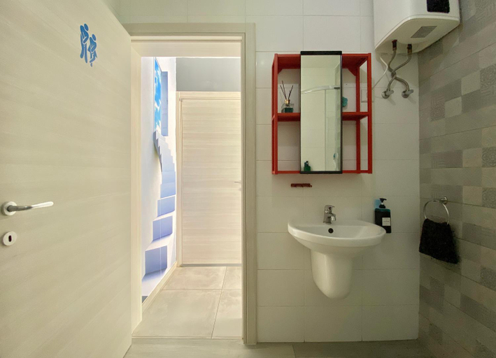 Bathroom 3, Central En-suite with Balcony