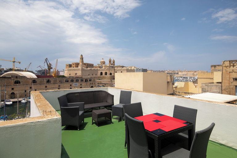 Exterior 2, Traditional Townhouse - Rooftop Seaviews