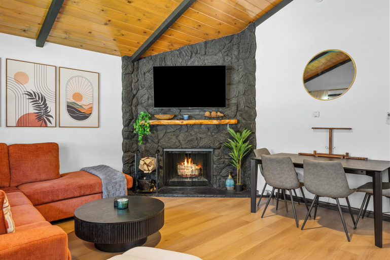 Living area 4, Tranquil Trails Luxury Retreat, San Bernardino