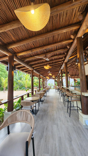 Food & Drinks 5, Pineapple Beach Villas
