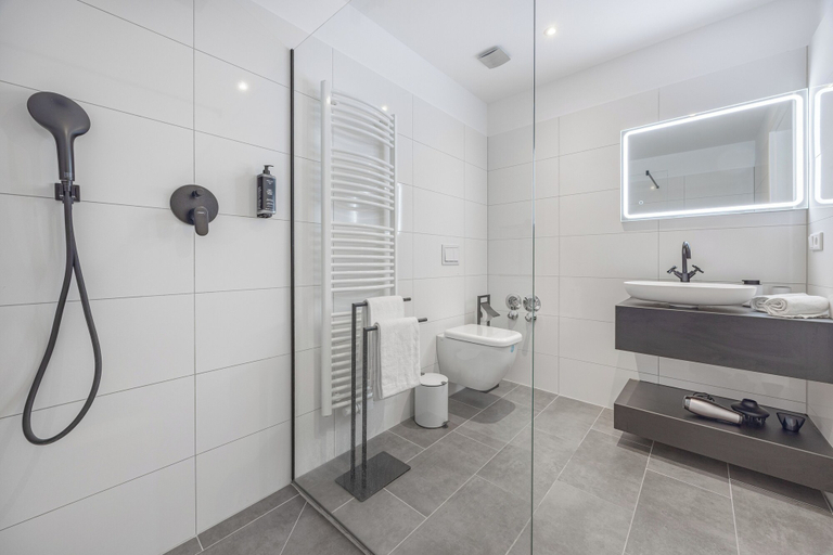 Bathroom 5, zzzpace Smart-Hotel Krefeld, Krefeld