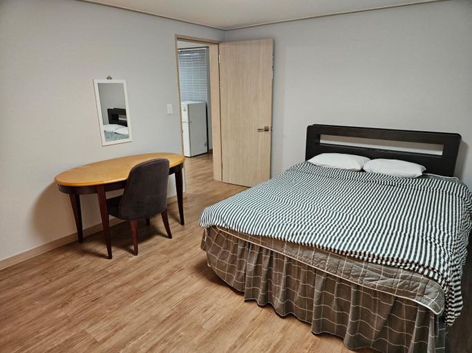 Bedroom 2, Geumgangsan Condominium, Goseong