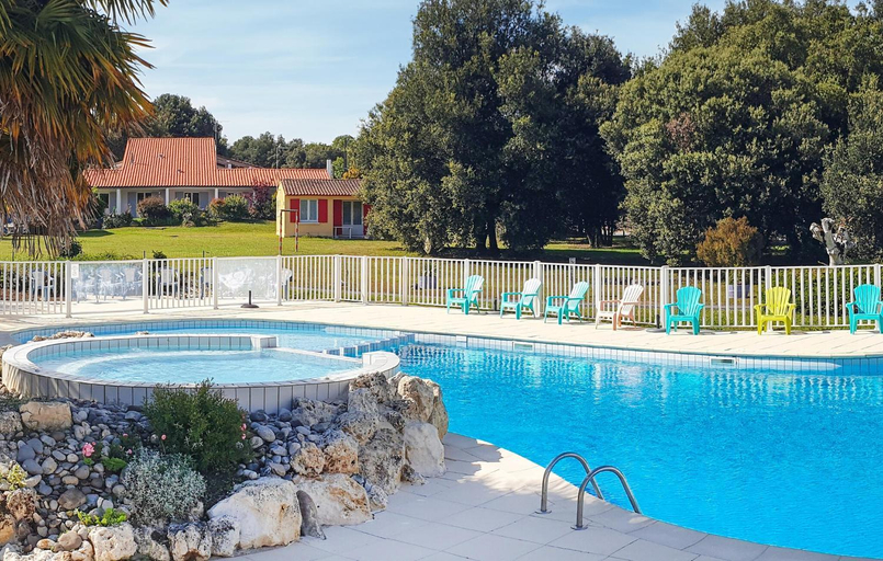 Sport & Beauty 2, Holiday home with pool in Saint-Savinien, Charente-Maritime