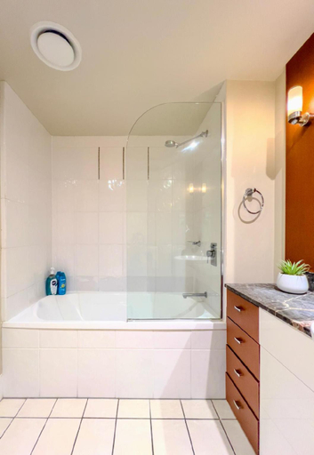 Bathroom 4, Surfers Paradise Ocean-View Apartment, Gold Coast