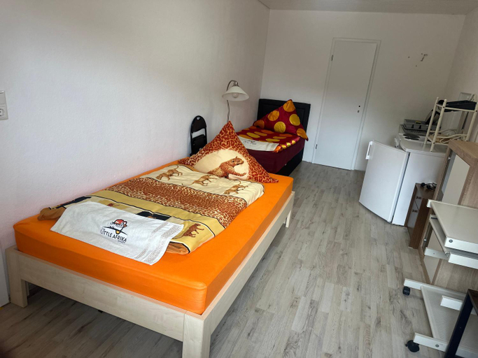 Bedroom 2, Ferien & Monteur Wohnung 1 - Little Afrika Extensive 5 Zimmer Wohnung, Minden-Lübbecke