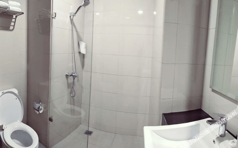Bathroom 3, H Hotel Senen, Central Jakarta