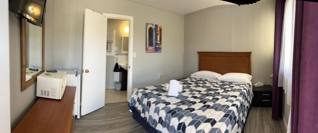 Room 4, Wasaga Motel Inn, Lake Hurron
