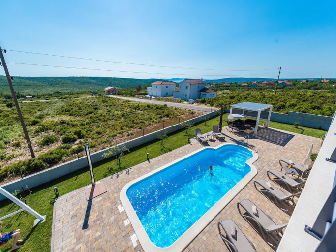Sport & Beauty 2, Villa with Private Heated Pool, Sukošan