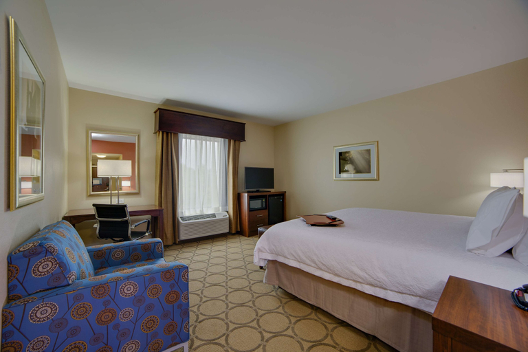 Bedroom 2, Hampton Inn & Suites Philadelphia/Bensalem, Bucks