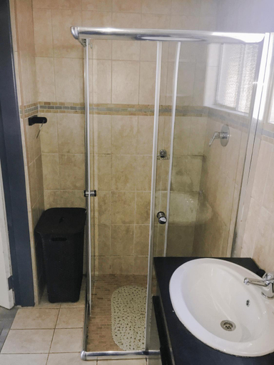 Bathroom 2, MBS Guesthouse, Waterberg