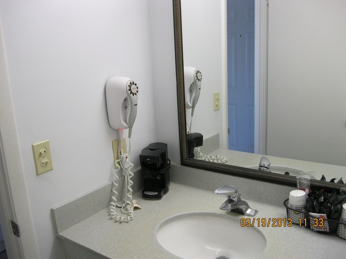 Bathroom 4, Days Inn by Wyndham Daytona Oceanfront, Volusia