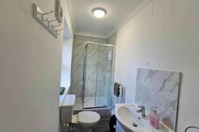 Bathroom 3, Stylish 1 Bedroom Flat Near Bridgend Town Centre, Bridgend