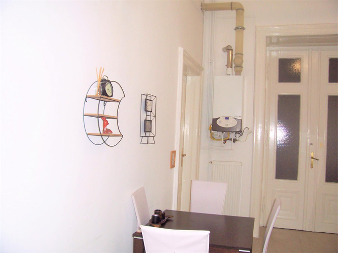 Others 4, Universal Apartment Budapest, Budapesti