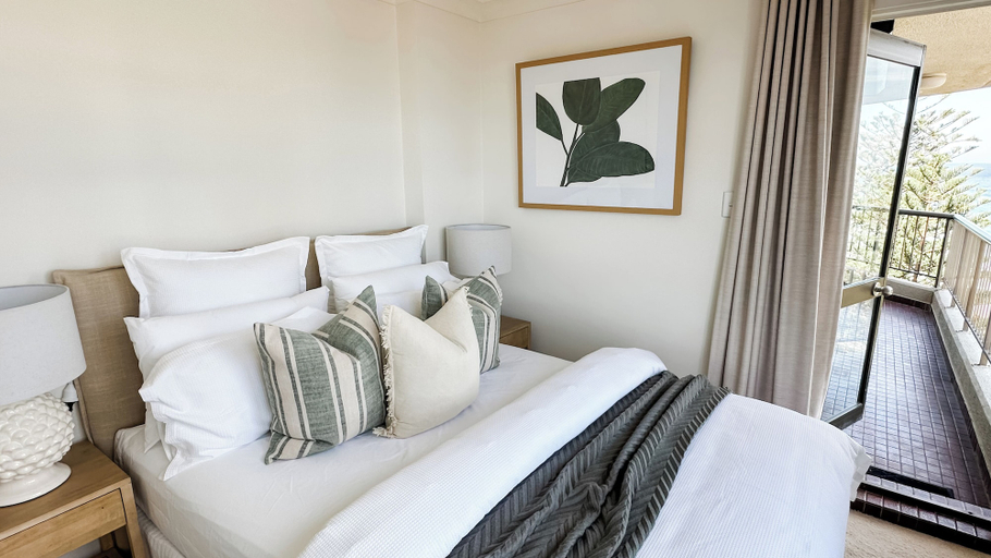 Room 3, Absolute Burleigh Beachfront - Stylish 2BR Oceanview Stay, Gold Coast