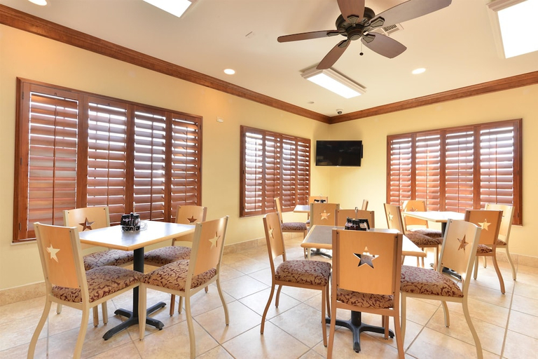 Food & Drinks 5, Best Western Regency Inn & Suites, Gonzales