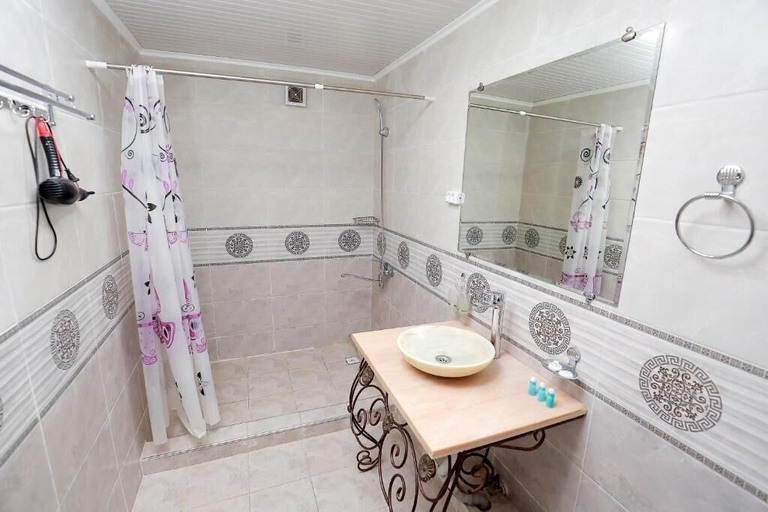 Bathroom 4, Garden City, Navbahor