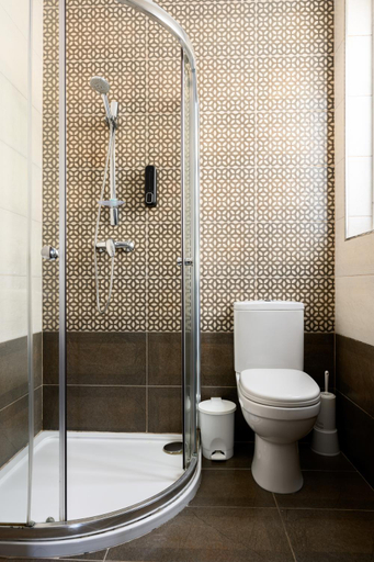 Others 3, F9 Room 1, Private Double room with private bathroom in shared Flat