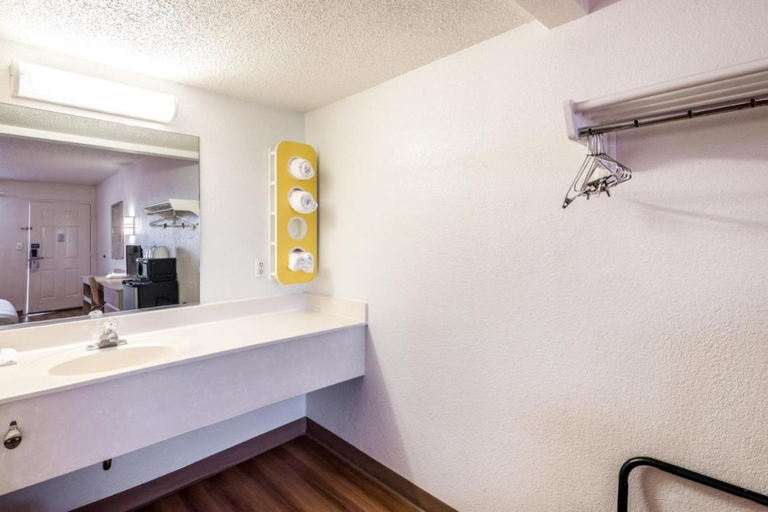 Bathroom 4, Motel 6 Anniston, AL, Calhoun