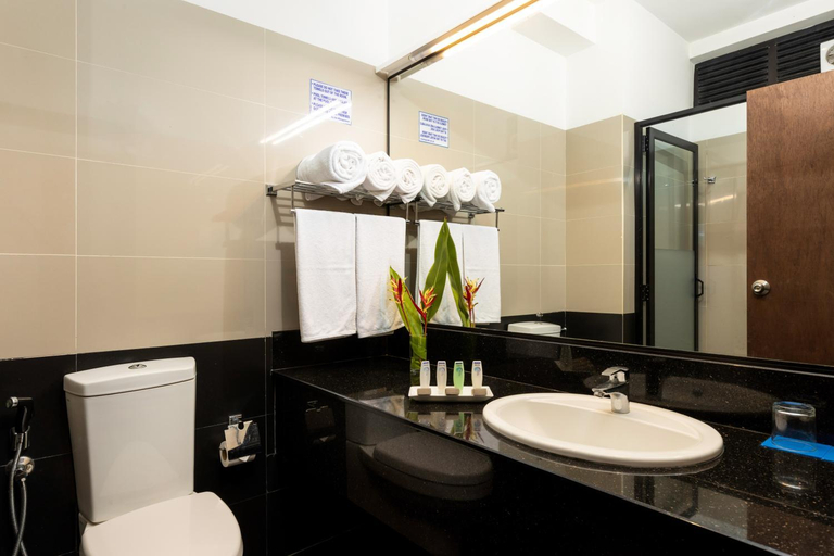 Bathroom 3, The Blue Wave Hotel, Pothuvil