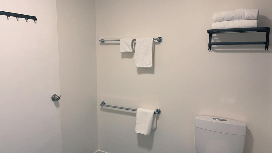 Bathroom 5, Vienna Motel, Far North
