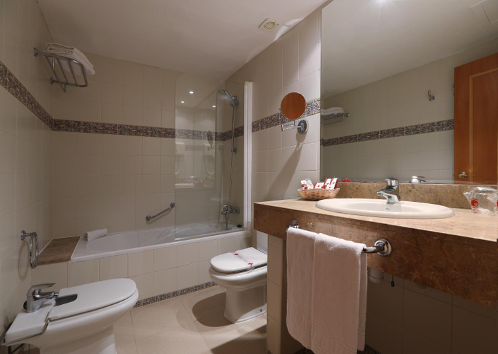 Bathroom 5, Hotel Guitart Gold Central Park Aqua Resort, Girona