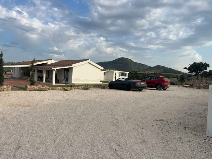 Parking, VILLA MBITA DOMO RELAX LODGE, Nuoro